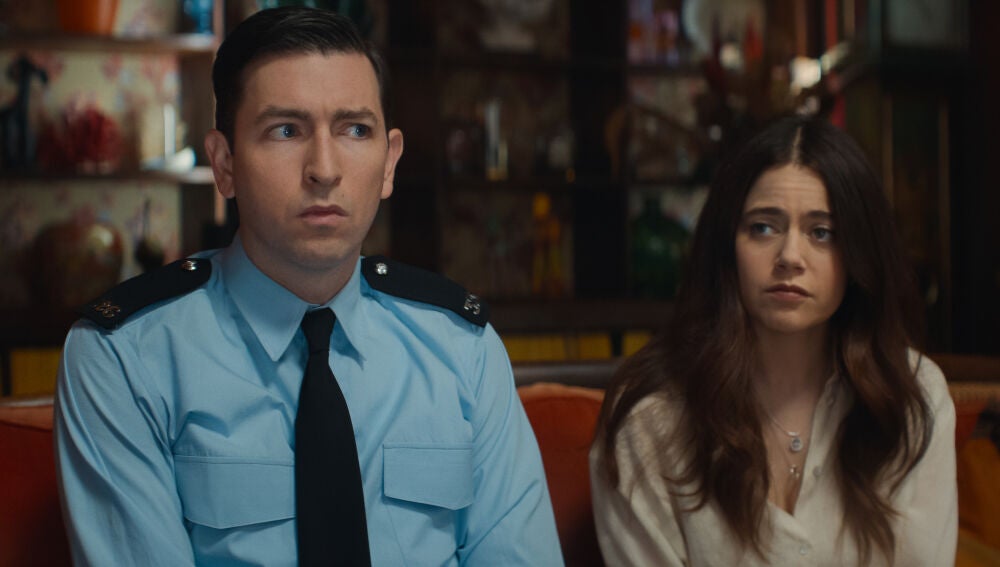 Nicholas Braun, que interpreta al oficial Tim Derry y Molly Gordon, que encarna a Rebecca Hampstead