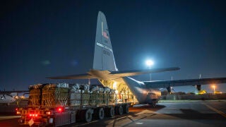 Irán.- Dos militares estadounidenses muertos y uno desaparecido tras el ataque iraní sobre una base en Jordania (Foto de ARCHIVO) March 1, 2024, Azraq, Zarqa Governorate, Jordan: A U.S. Army cargo transport loads humanitarian aid pallets in the cargo bay of a U.S. Air Force C-130J Super Hercules aircraft at Muwaffaq Salti Air Base, March 1, 2024 in Azraq, Zarqa Governorate, Jordan. The food aid will be airdropped to Palestinian refugees trapped by the Israeli war against Hamas. Europa Press/Contacto/Tsgt. Christopher Hubenthal/ 01/03/2024 ONLY FOR USE IN SPAIN
