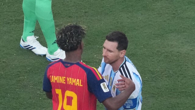 Messi: de las lágrimas por la derrota al abrazo con Lamine Yamal para repetir la foto imposible