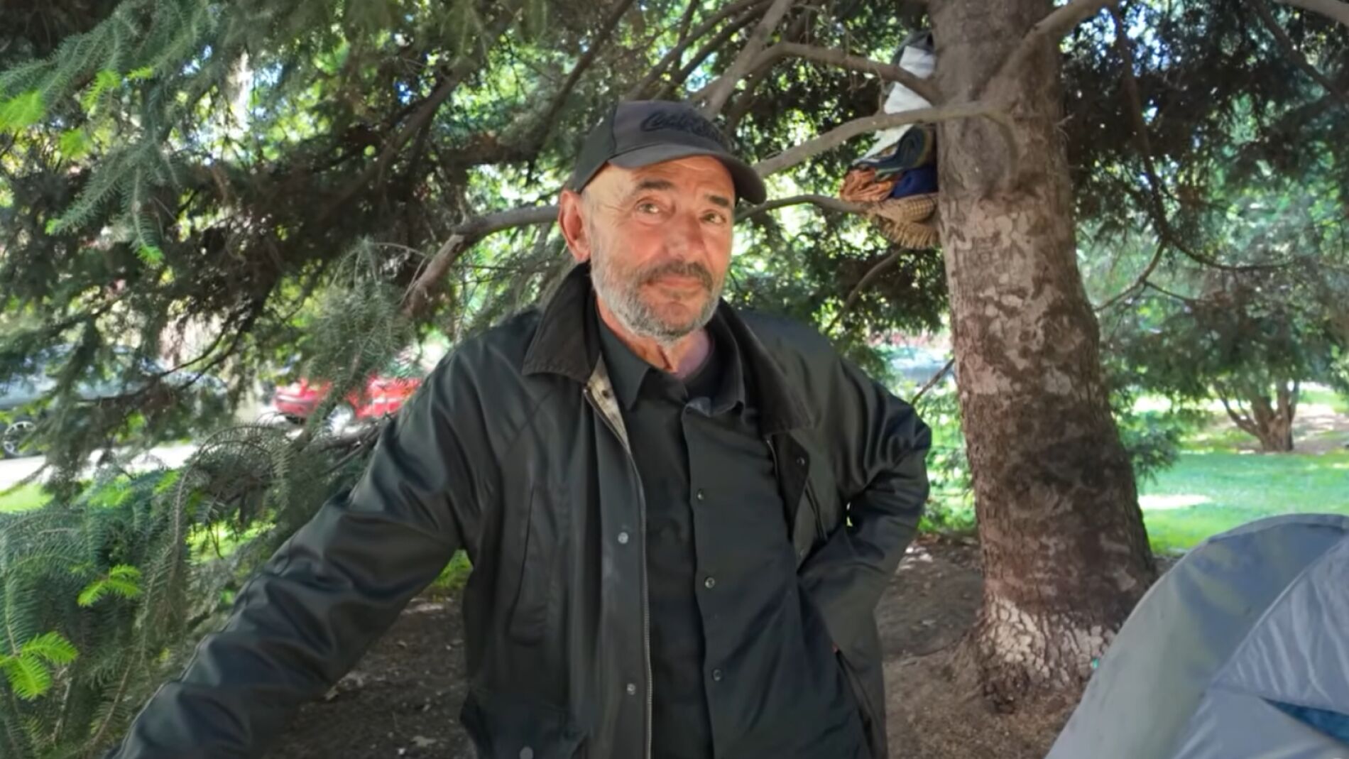 "Vivo en una tienda de campaña porque no puedo pagar un alquiler", la triste realidad que afecta a Luis, trabajador durante 30 años del Hotel Palace de Madrid
