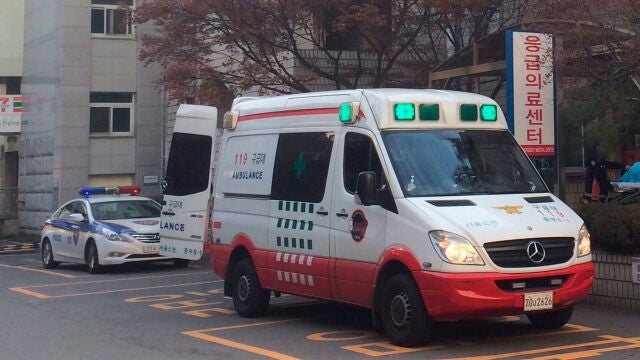 Un youtuber muere envenenado en directo tras discutir con un suscriptor: los espectadores fueron quienes llamaron a emergencias
