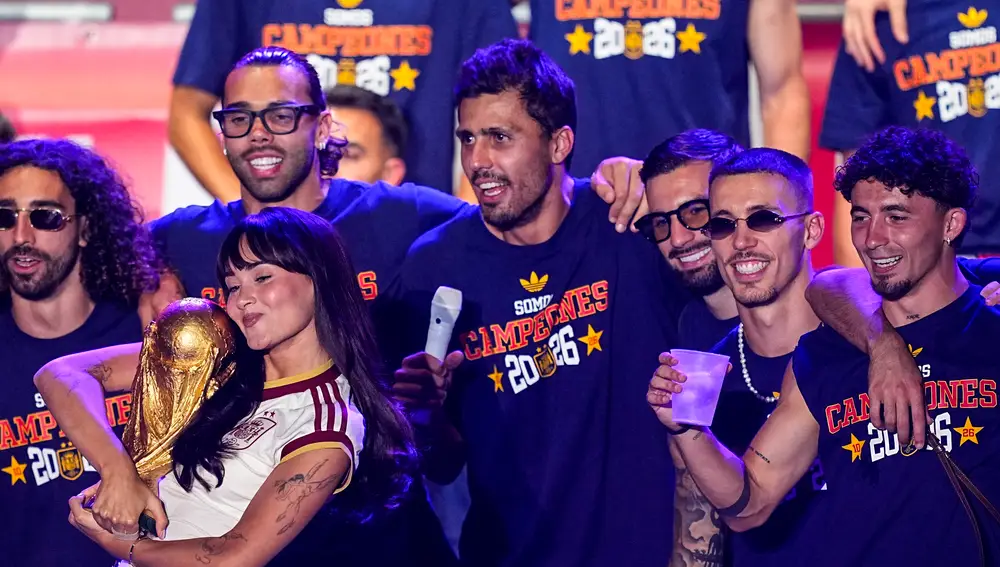 Aitana estrena la camiseta blanca con las dos estrellas de España y la combina con los vaqueros de Gucci de 1.200 euros en la fiesta de Cibeles