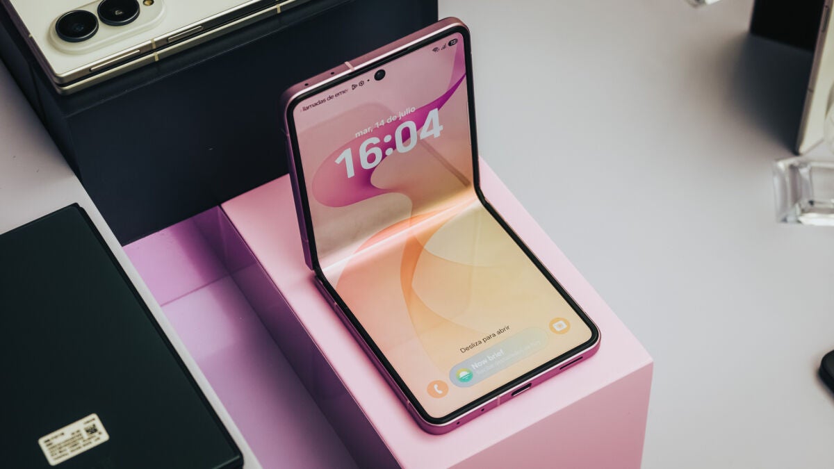 El Samsung Galaxy Z Flip8 es oficial: diseño más delgado y ligero, más potencia y un software cargado de nuevas funciones de IA
