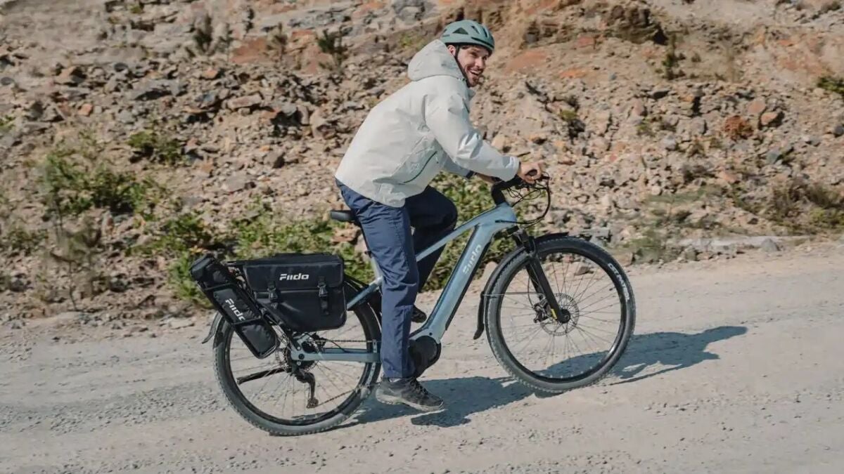 No sé si es una bicicleta eléctrica o un tanque, con esta triple batería tienes potencia para parar un tren