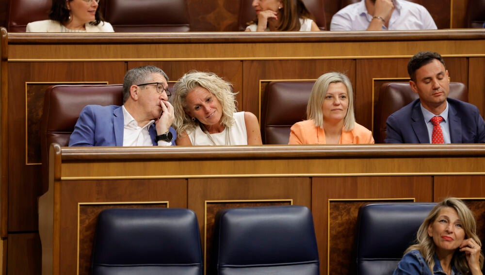 MADRID, 23/07/2026.- El diputado del PSOE Patxi López (i) y la diputada socialista Begoña Nasarre (2i) durante el último pleno extraordinario del curso político, este jueves en el Congreso de los Diputados de Madrid. EFE/ Víctor Lerena
