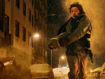 Zach Cregger, director de la nueva película de 'Resident Evil', revela que el actor protagonista estuvo a solo un paso de perder la vida en el set