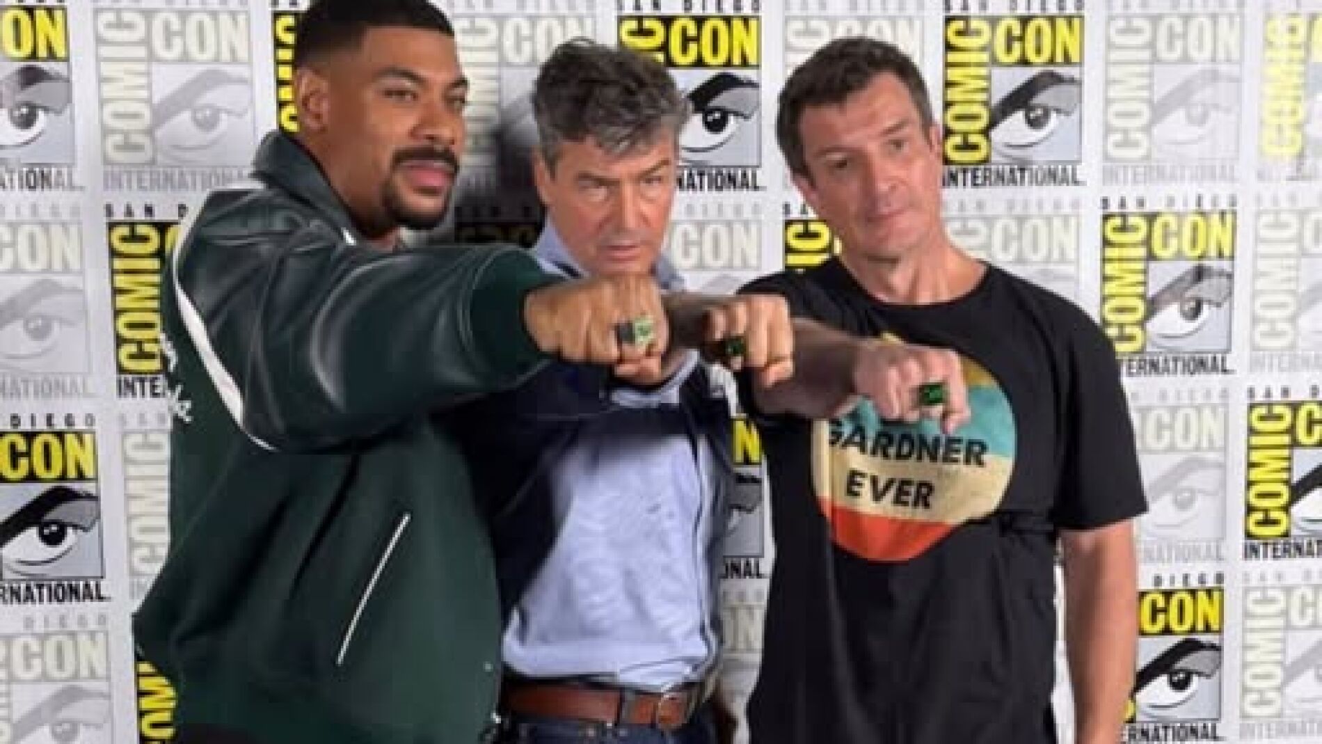 Kyle Chandler, Aaron Pierre y Nathan Fillion recitan juntos el juramento de Green Lantern en la Comic-Con