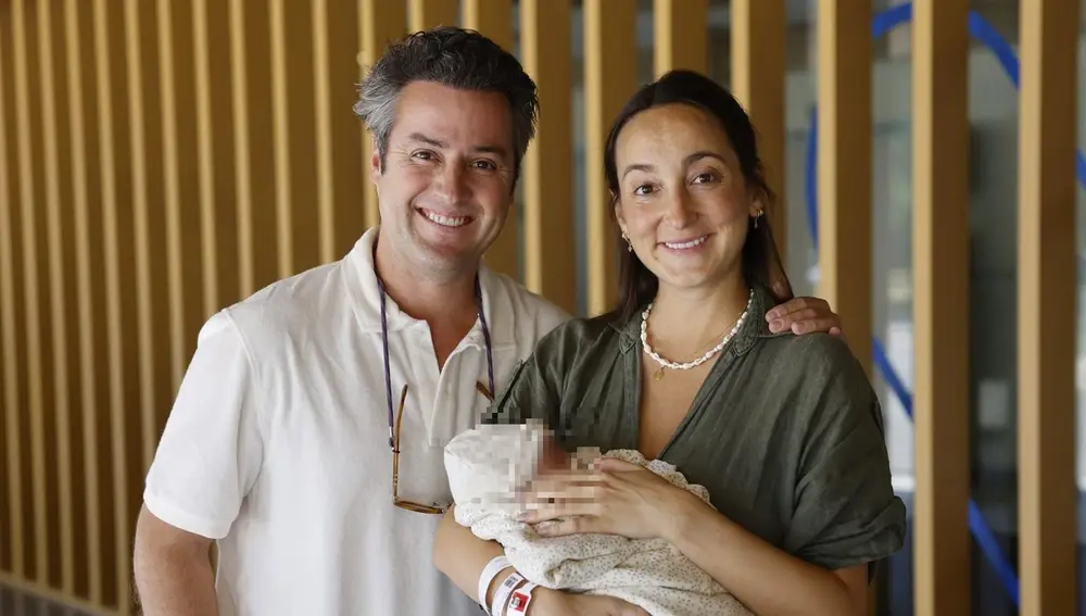 Lucía Pombo y Álvaro López Huerta junto a su hija, Lola Belén