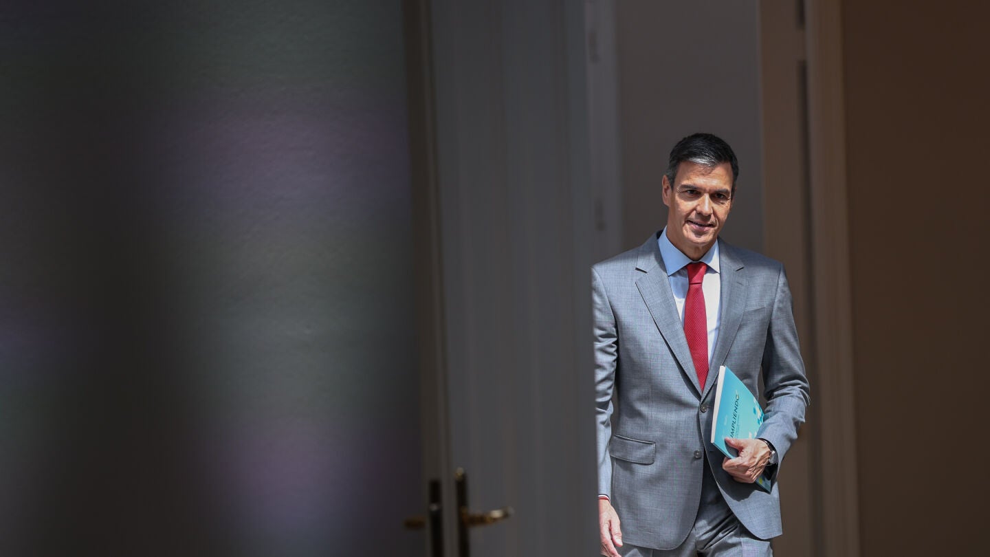 El presidente del Gobierno, Pedro Sánchez, a su llegada a la rueda de prensa en el Complejo de la Moncloa, a 28 de julio de 2026, en Madrid (España). Sánchez ha hecho balance del curso político antes del parón estival y ha presentado el informe periódico de rendición de cuentas ‘Cumpliendo’. 28 JULIO 2026;GOBIERNO DE ESPAÑA;SUMAR;PSOE Alejandro Martínez Vélez / Europa Press 28/07/2026