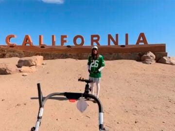 Un streamer completa una caminata benéfica de casi 5.000 kilómetros a pesar de ser atropellado dos veces