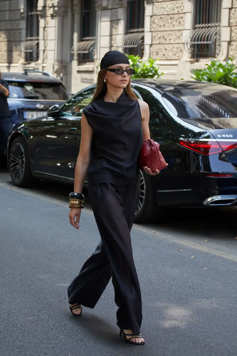 Look con pantalones fluidos.