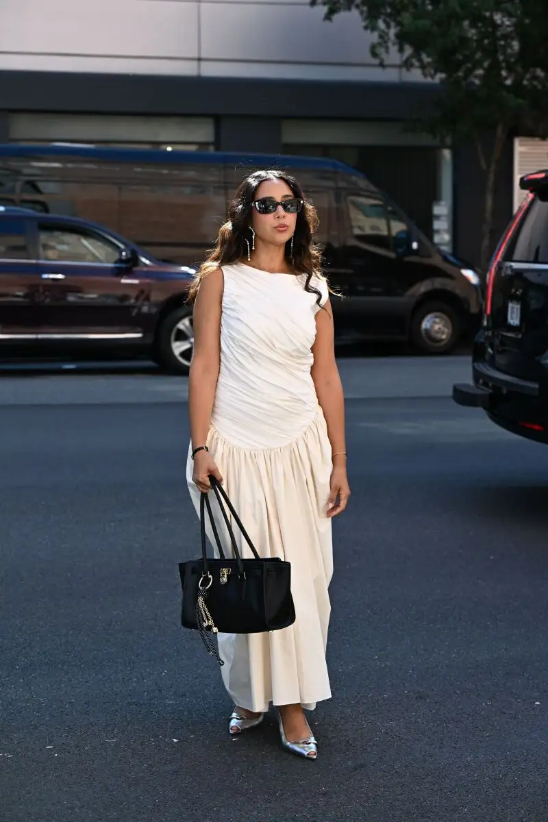 Look con vestido blanco.