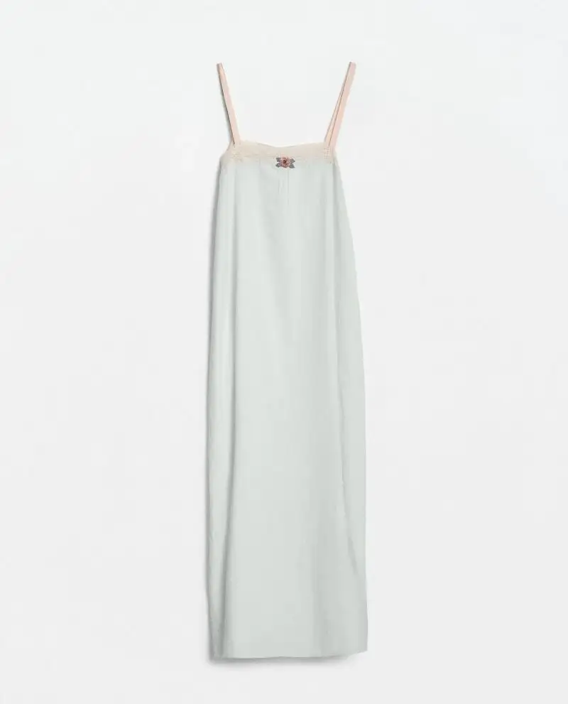 Vestido con detalle flor.