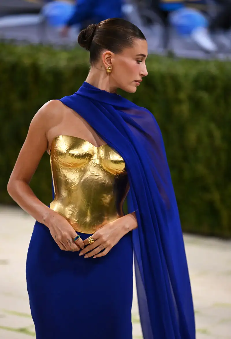 Hailey Bieber con look azul klein.