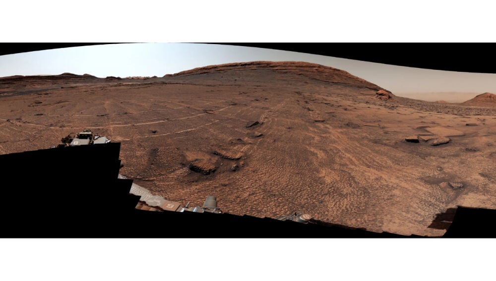 Recorte de una imagen panorámica de 360 grados captada por Curiosity que muestra las estructuras con forma de panel.