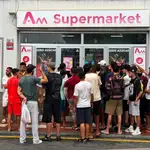 Largas colas de migrantes a la entrada de supermercados en Ceuta