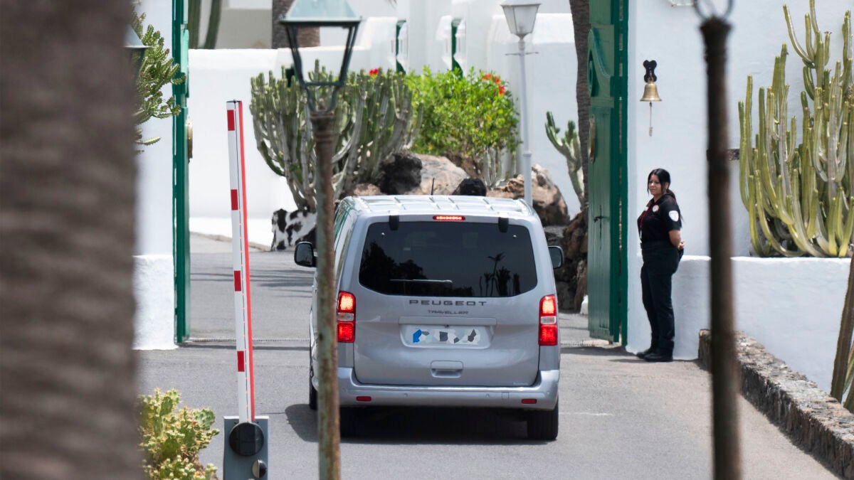 Vera column slams Sánchez's eclipse trip amid Ceuta unrest