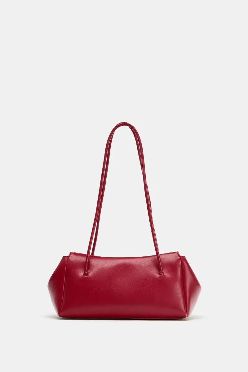 Bolso alargado.