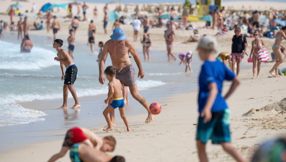 CORRALEJO (FUERTEVENTURA), 01/08/2026.- Ola de calor en Canarias. Playas repletas en la localidad de Corralejo en el municipio de La Oliva donde la calima y las altas temperaturas han sido protagonistas en la jornada de hoy sábado. EFE/Carlos de Saá