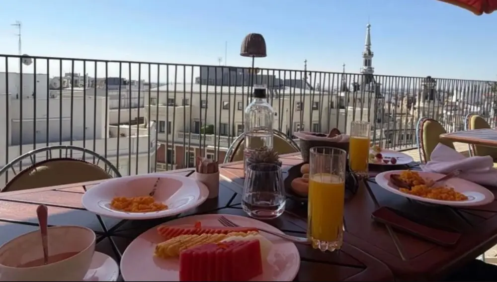 Imagen del desayuno de Lamine Yamal e Inés García en Four Seasons
