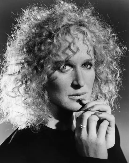 Glenn Close interpreta a una mujer que acosa al hombre con el que se acostó una noche por no querer continuar el romance en «Atracción fatal» (1987)