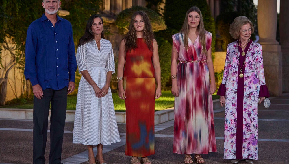 Sus Majestades los Reyes D. Felipe VI y Doña Letizia junto a la princesa Leonor y doña Sofia y la Reina Sofia