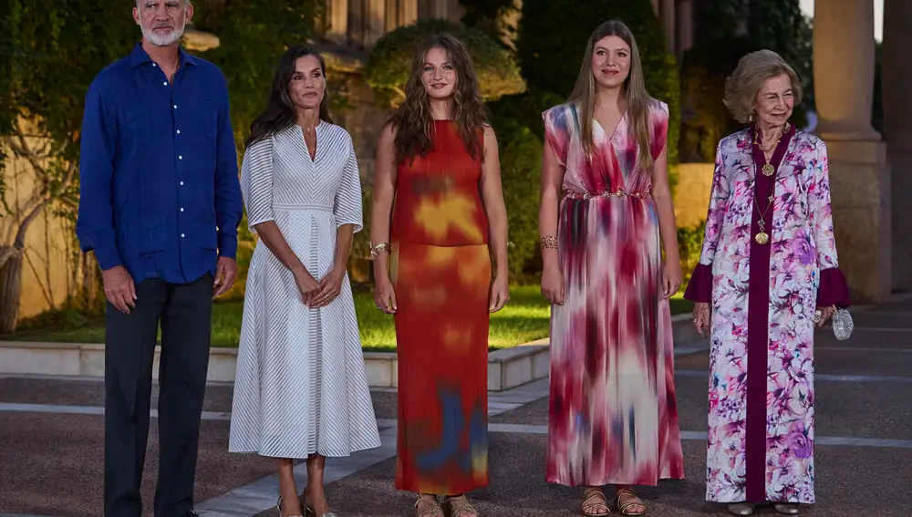 Sus Majestades los Reyes D. Felipe VI y Doña Letizia junto a la princesa Leonor y doña Sofia y la Reina Sofia