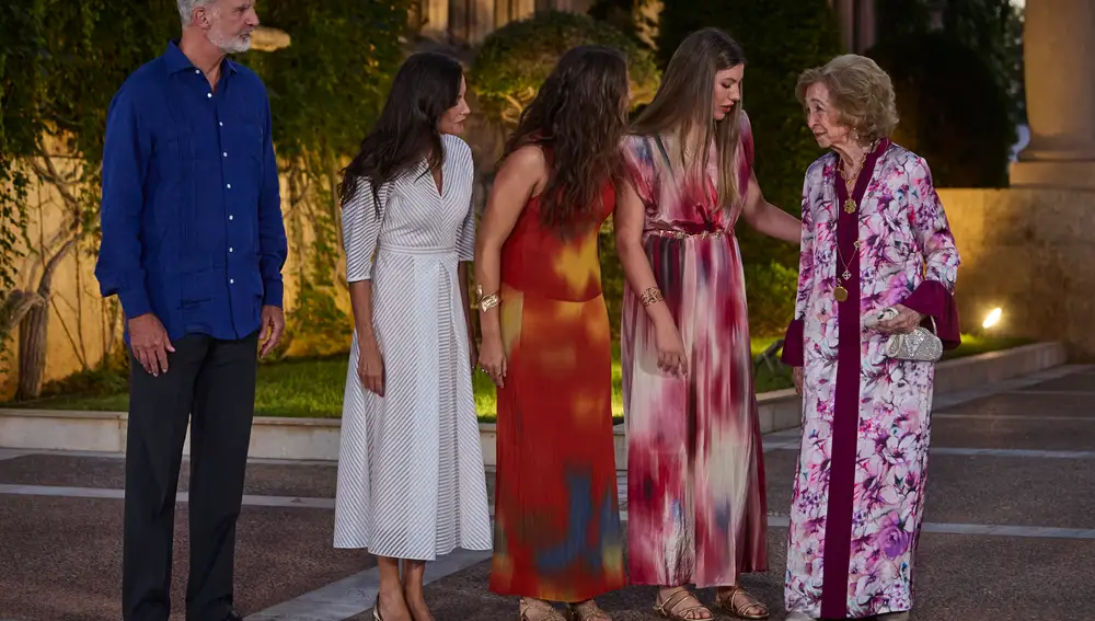 Sus Majestades los Reyes D. Felipe VI y Doña Letizia junto a la princesa Leonor y doña Sofia y la Reina Sofia