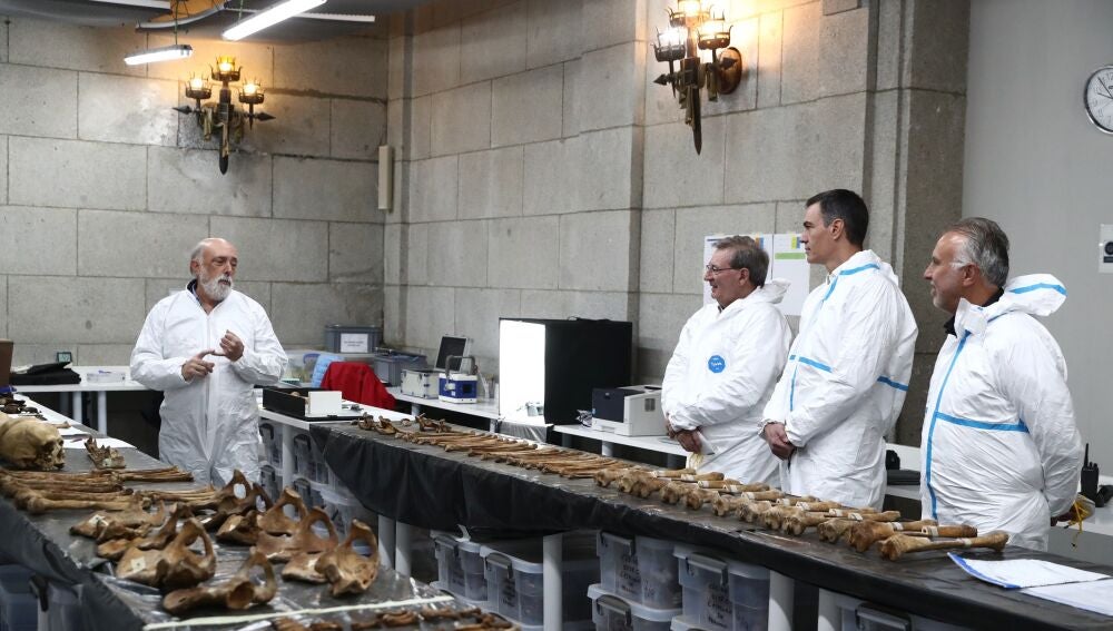 Pedro Sánchez atiende las explicaciones de Francisco Etxeberria en el laboratorio que hay en el interior de la basílica