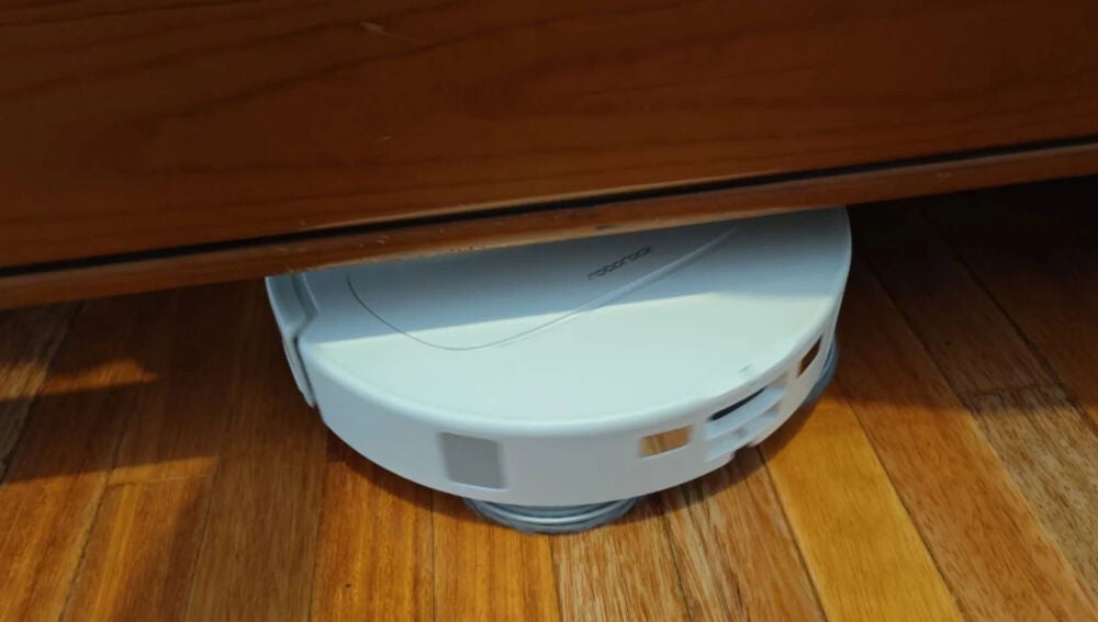 roborock QV 35A debajo del mueble