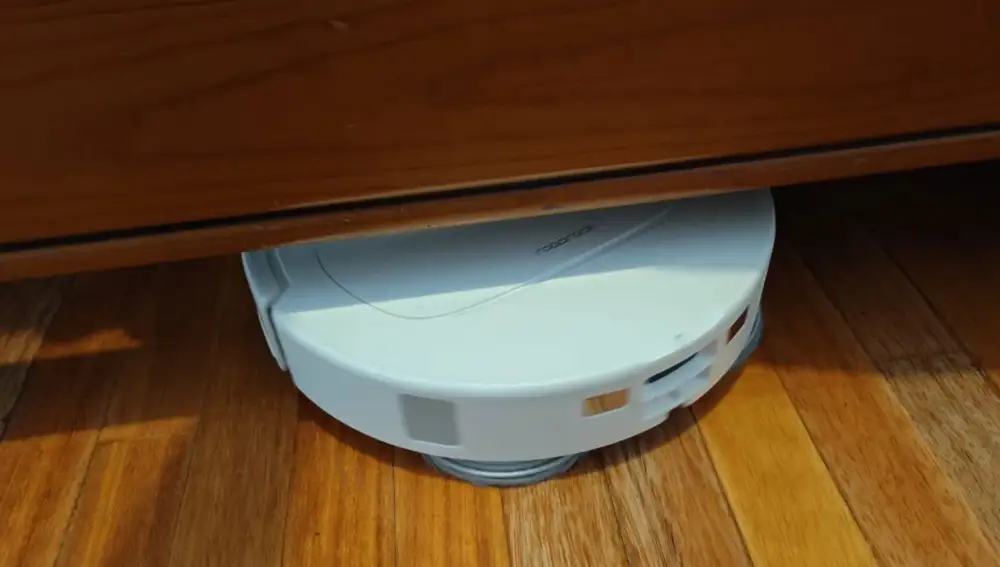 roborock QV 35A debajo del mueble