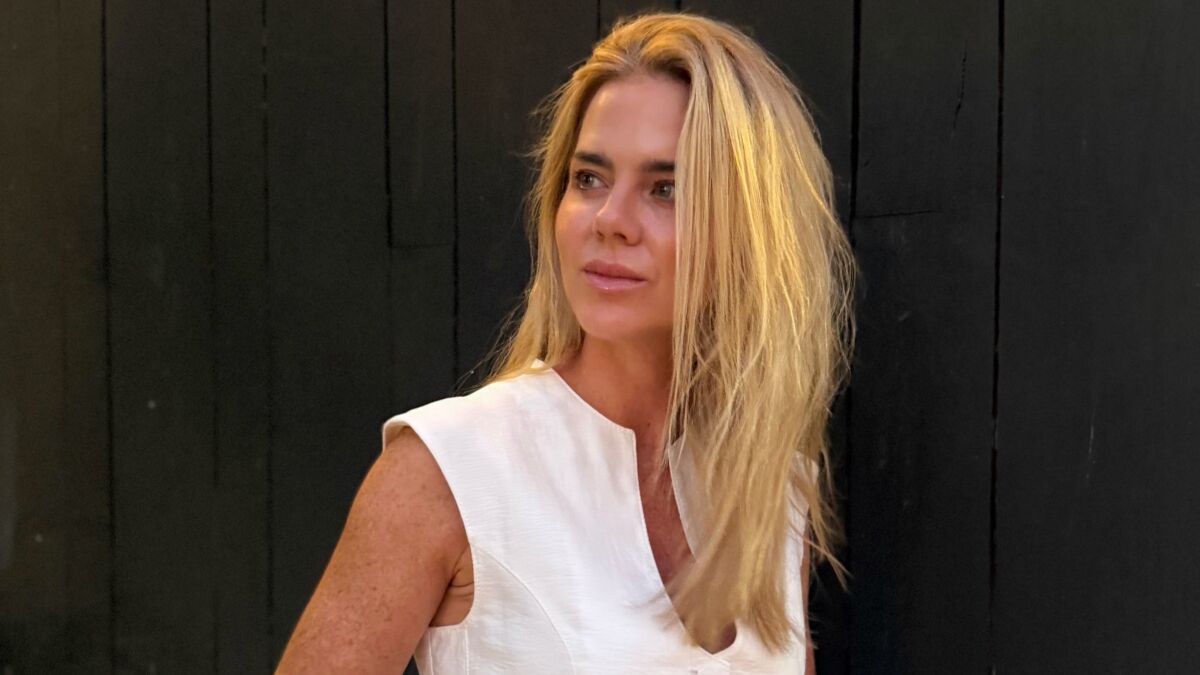 Amelia Bono wears off-white Zara set under 52 euros