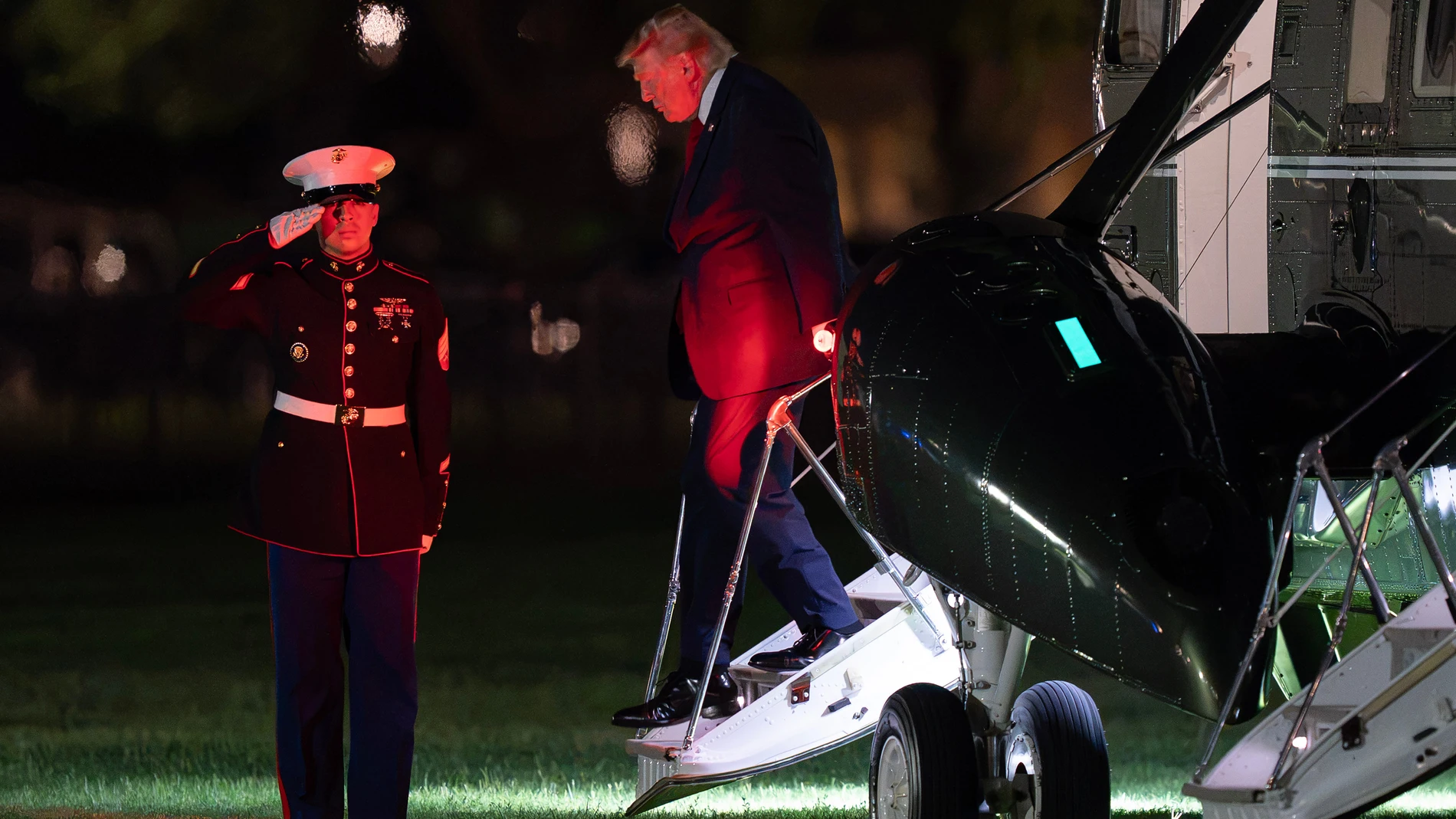 Investigan el acercamiento en pleno vuelo entre un avión comercial y el helicóptero en el que viajaba Trump