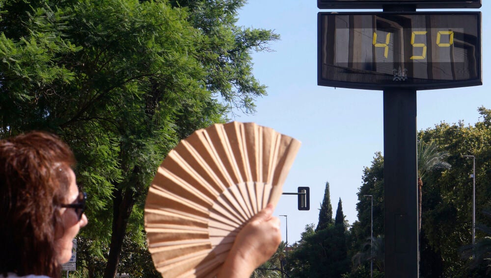 CÓRDOBA, 07/08/2026.- Termómetros con elevadas temperaturas durante la jornada con aviso naranja este viernes en Córdoba. EFE/Salas