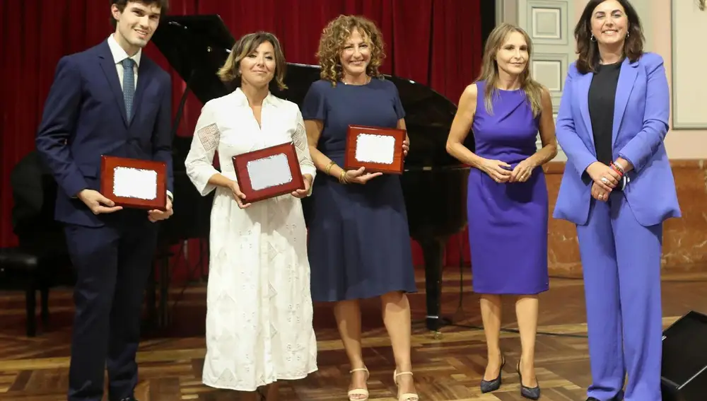 Sonsoles Ónega, emocionada y orgullosa en el homenaje póstumo a su padre en Lugo