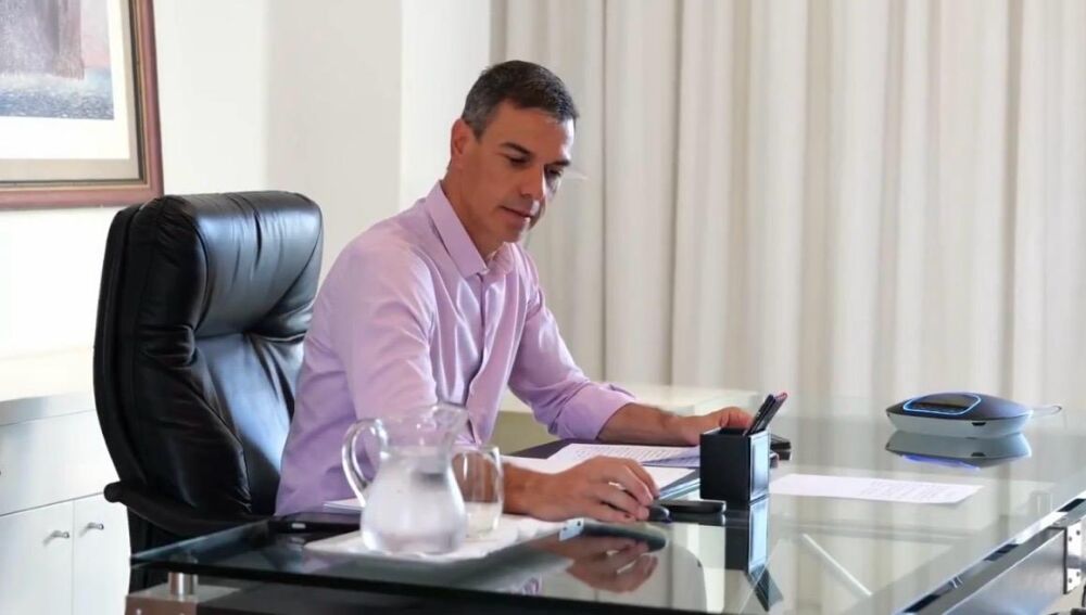 Pedro Sánchez en el despacho de La Mareta (Lanzarote)