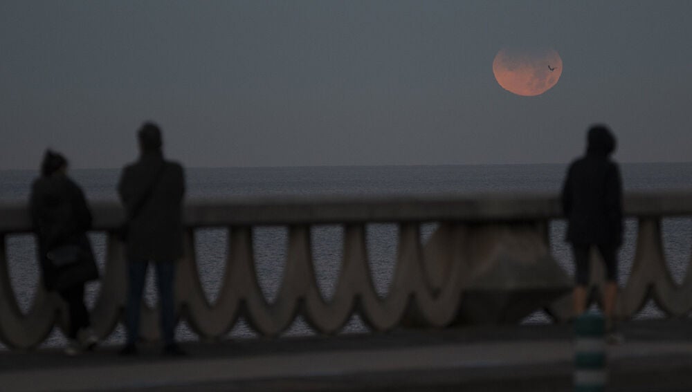 Aemet mantiene el riesgo de incendios "muy alto" o "extremo" para el eclipse y advierte de nubes en el norte y el este