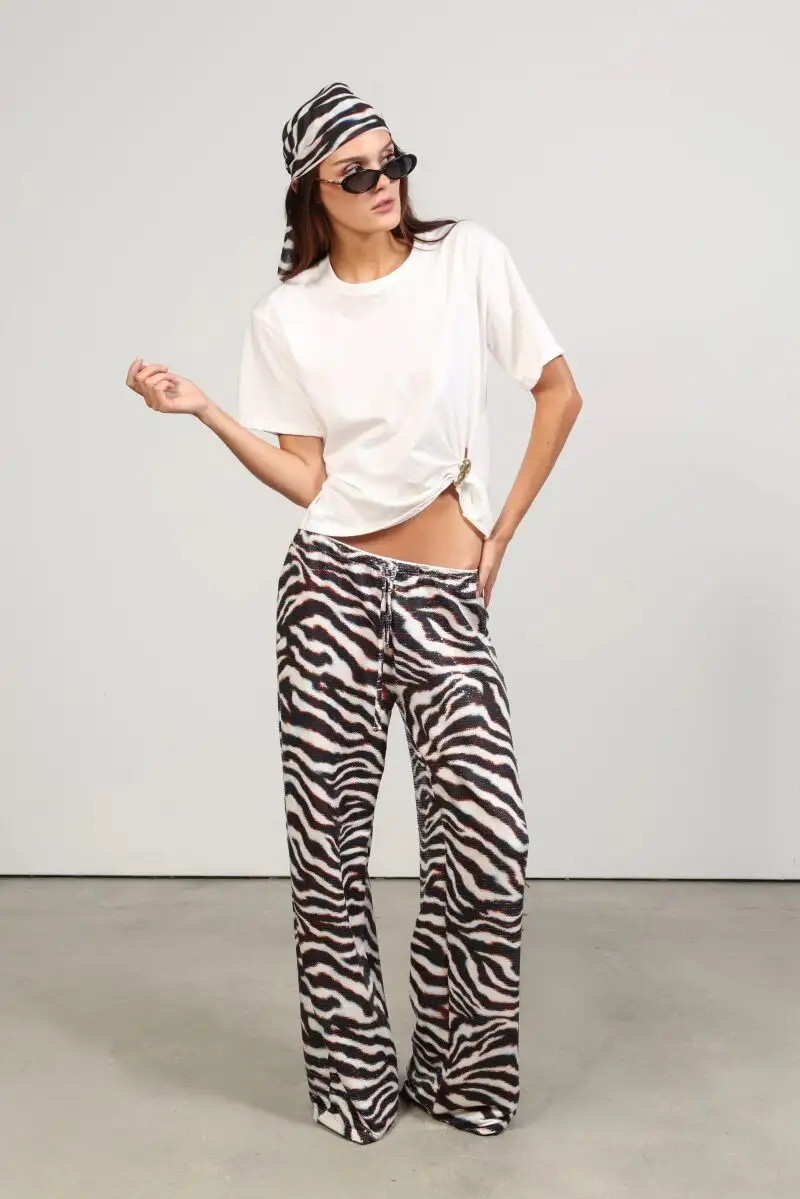 Pantalones de estampado animal.