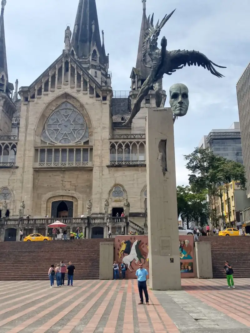 Jesús, frente a la Catedral de Manizales antes del terremoto