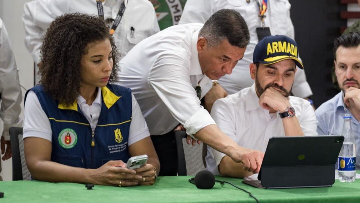 AME7870. QUIBDÓ (COLOMBIA), 10/08/2026.- Fotografía cedida por el Ministerio de Defensa de Colombia del presidente de Colombia, Abelardo de la Espriella (d), junto al ministro de Defensa, Jorge Eduardo Mora López (c), y la gobernadora de Chocó, Nubia Carolina Córdoba, durante un puesto de mando unif