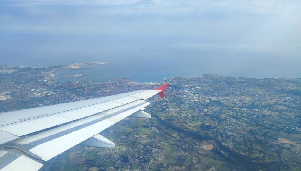 Avión de Volotea volando sobre Gijón antes de aterrizar en el Aeropuerto de Asturias