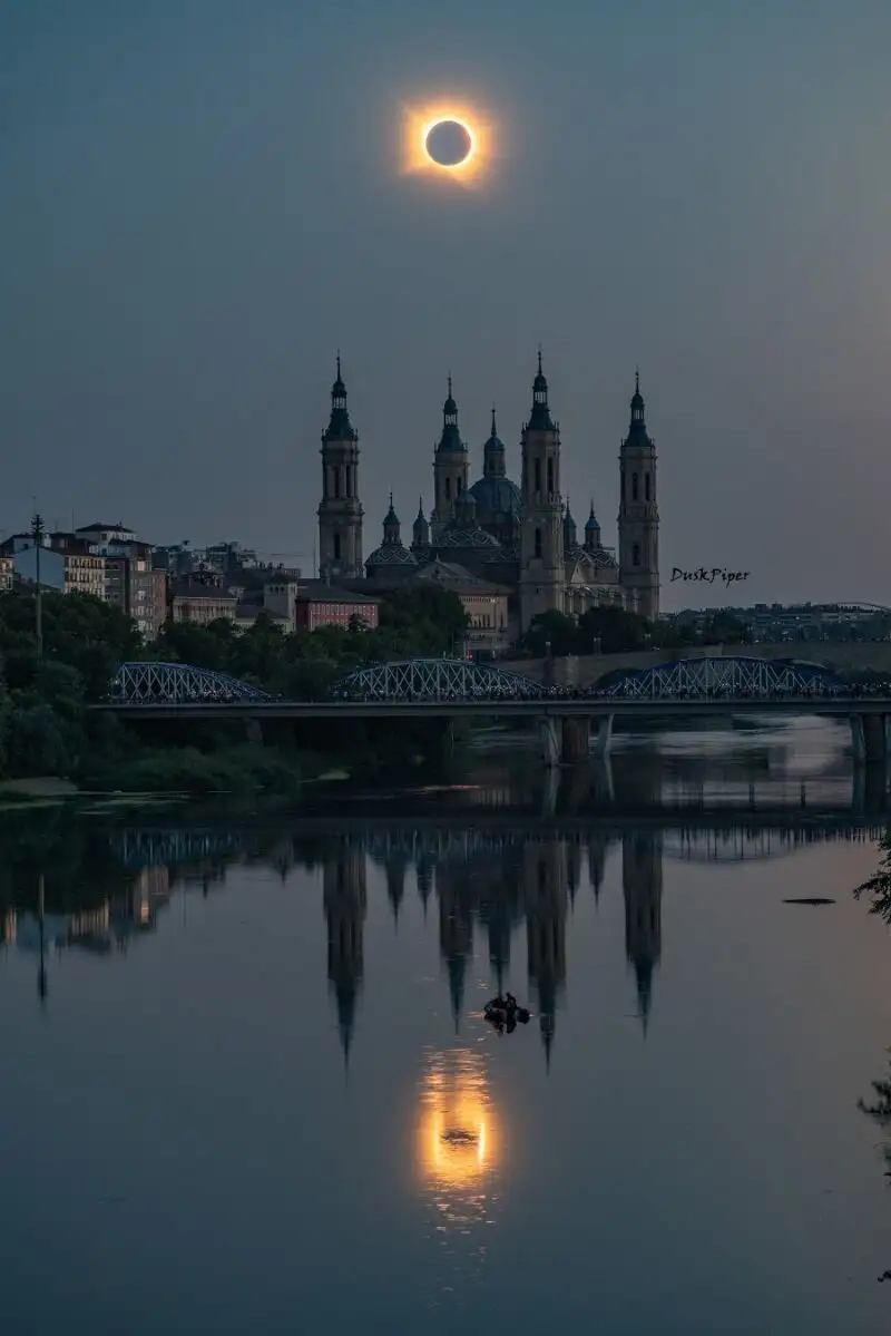 dos-eclipses-en-zaragoza-la-impresionante-foto-del-sol-sobre-el-r-o
