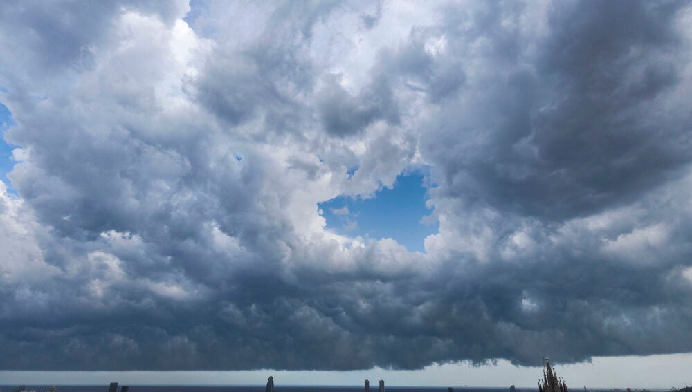 FOTODELDÍA BARCELONA, 15/08/2026.- Cielo encapotado en Barcelona, el día en que está previsto que cambie el tiempo en Cataluña de cara al fin de semana con bajadas de temperaturas y con previsión de tormentas. EFE/Marta Pérez