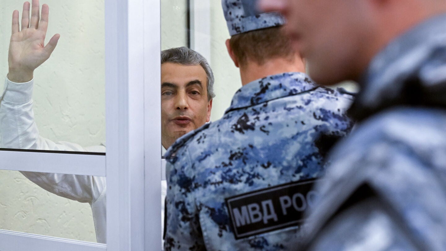 Yabloko deputy chairman Lev Shlosberg attends court hearing in Pskov PSKOV (Russian Federation), 17/08/2026.- Yabloko party deputy chairman Lev Shlosberg, accused of discrediting Russia's armed forces, attends a court hearing in Pskov, Russia, 17 August 2026. The Pskov City Court found Shlosberg guilty and sentenced him to 11 years and one month in a general-regime penal colony. (Rusia) EFE/EPA/STRINGER