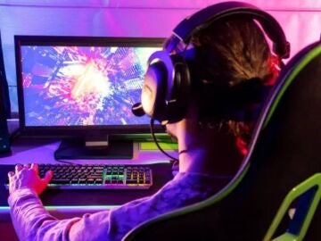 Condenan a un hombre a 7 años de prisión por estafar casi 3 millones y medio de dólares a streamers mujeres