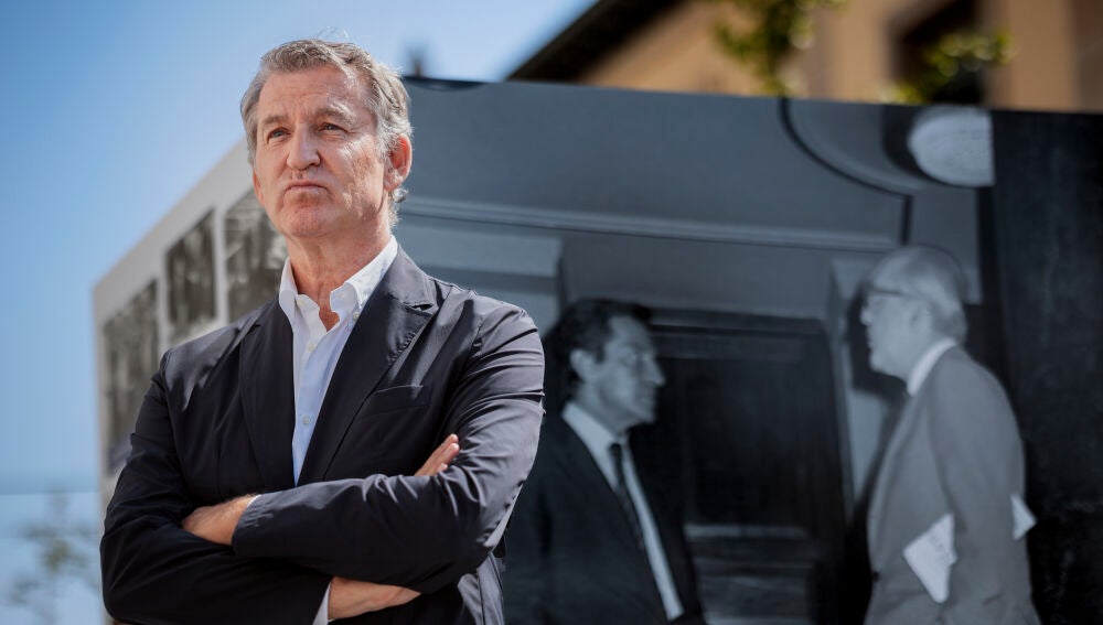 El presidente del Partido Popular, Alberto Núñez Feijóo, durante su visita a la exposición fotográfica dedicada a Leopoldo Calvo-Sotelo con motivo del centenario de su nacimiento, en la Praza Pancho Maseda, a 18 de agosto de 2026, en Ribadeo, Lugo, Galicia (España). Durante la jornada, el líder del 