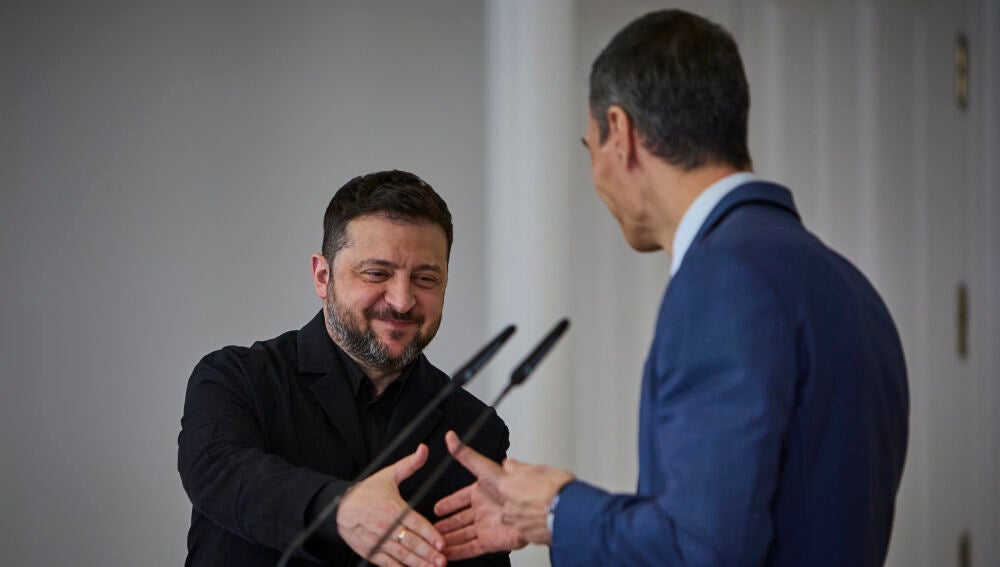 Zelenski saluda a Pedro Sánchez durante su encuentro el pasado marzo