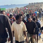 El Gobierno habilita espacios para 1.800 migrantes que duermen en la playa en Ceuta