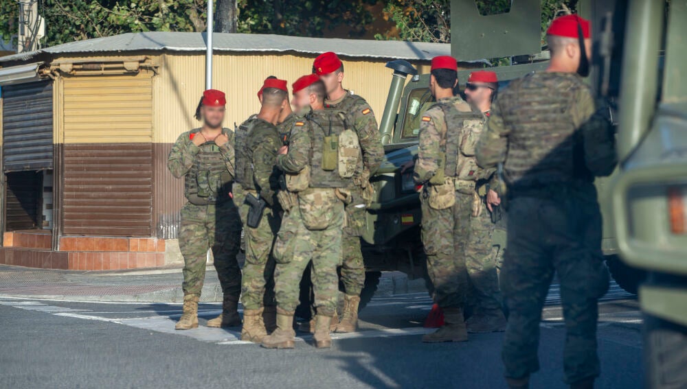 Varios militares de las Fuerzas Regulares, a 20 de agosto de 2026, en Ceuta (España). El Ministerio de Defensa ha aprobado que más de un centenar de militares procedentes de Canarias se desplacen a Ceuta para reforzar las capacidades del Ejército de Tierra, como consecuencia de la crisis migratoria