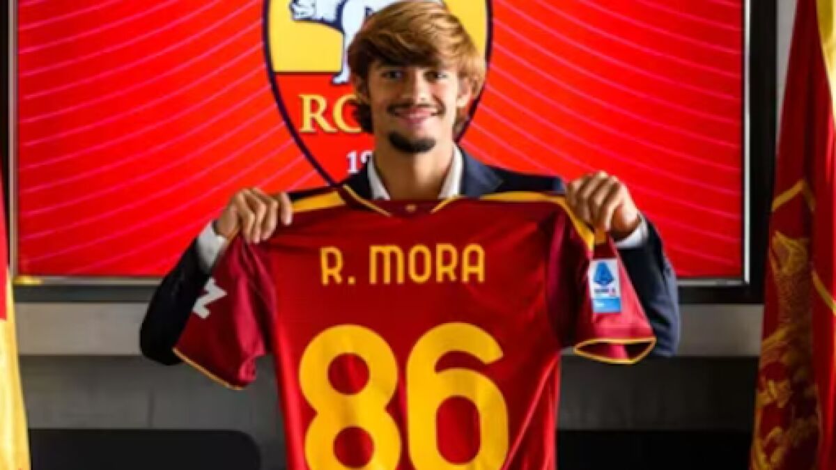 Roma complete 1 to 99 shirt numbers with Rodrigo Mora